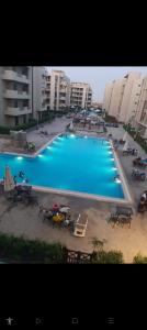 شاليه للايجار 3 غرف مكيفات بقرية جراند هيلز الساحل الشمالى بإطلاله مباشره على البول