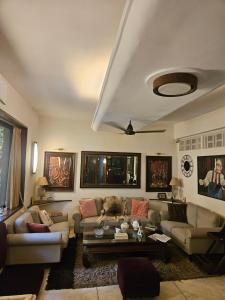 The BeautIFUl BollyWooD HOME 2BHK in Bandra