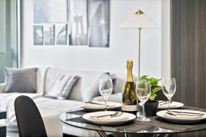 High-Rise 2BR Luxury Apartment NYC-Inspired Design with Pool Gym Parking and Waterfront Views