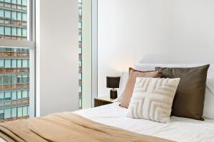 High-Rise 2BR Luxury Apartment NYC-Inspired Design with Pool Gym Parking and Waterfront Views