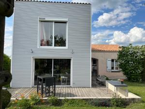 Chambre avec vue sur le marais et la piscine