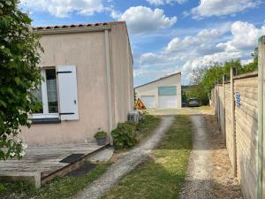 B&B / Chambres d'hotes Chambre avec vue sur le marais et la piscine : photos des chambres