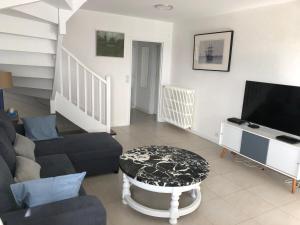 Between sandy beaches and megaliths