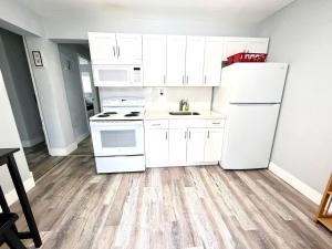 NEW Pompano Beach AirPark Duplex! Patio Parking! - Ubytování bez kategorie ve městě Pompano Beach