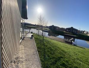 Elegantes Chalet am Wasser mit Steg Klimaanlage Ferienhaus am See Niederlande