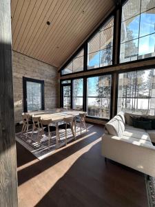 Villa Norvahovi - Lake view, sauna and wood interior