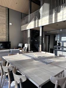 Villa Norvahovi - Lake view, sauna and wood interior