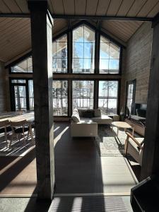 Villa Norvahovi - Lake view, sauna and wood interior