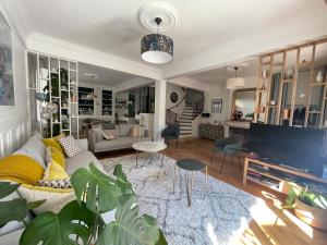 Large duplex, quiet garden, in private mansion