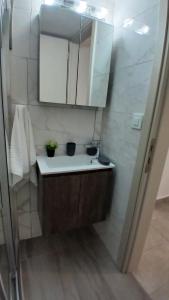 EVDOKIAS Apt,brand new 2025 modern Apt in the center of Alikanas