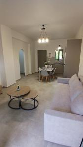 EVDOKIAS Apt,brand new 2025 modern Apt in the center of Alikanas