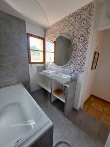 Villas Villa Haut de Gamme Golf de Pont Royal 6 Personnes, Climatise, Piscine : photos des chambres