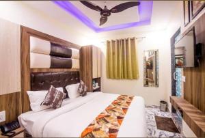 LE - CASHEW By 2 Minute Walking New Delhi Railway Station - Metro Station Main Road Building