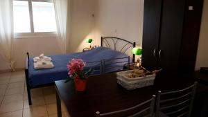 Loutsa Finikounta, 1room Apartment on the beach