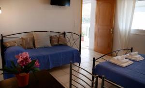 Loutsa Finikounta, 1room Apartment on the beach