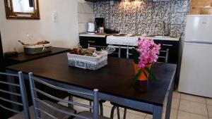 Loutsa Finikounta, 1room Apartment on the beach