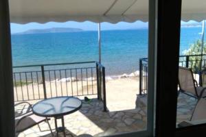 Loutsa Finikounta, 1room Apartment on the beach