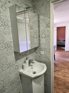 Family vacation, 2 bedroom house - Green House