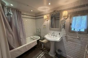 Maisons de vacances Beautiful Provencal villa with pool and jacuzzi : photos des chambres