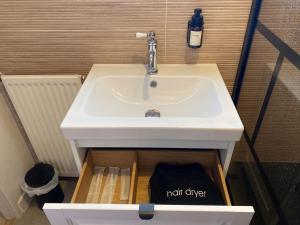MAISON GERMES - CENTRAL & STANDING - Appartements traversants - Lits 180 King Size - Linge de lit et de toilette inclus - Parking a proximite : photos des chambres