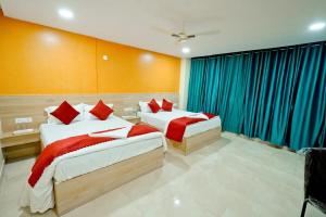 Blossoms Room - Opp Birla Mandir - Located in City Center