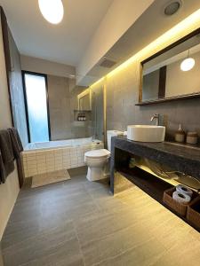 Stylish duplex 2 BR apartment - 3 mins walk to BTS Nana