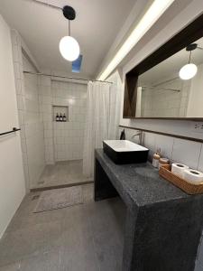 Stylish duplex 2 BR apartment - 3 mins walk to BTS Nana