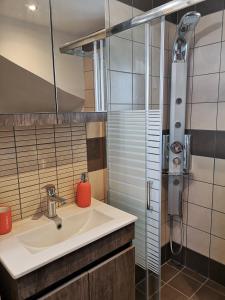 Schinias Hill Mikes Appartments