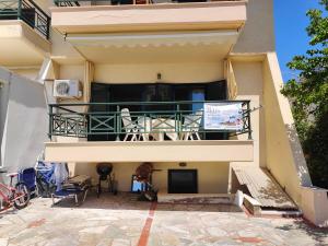 Electras Beach Front Apartment in Nea Skioni