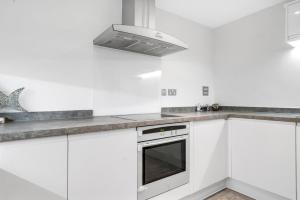 Modern 2-Bedroom Apartment River View, Near Canary Wharf, O2 Arena & ExCeL - Excellent Transport Links
