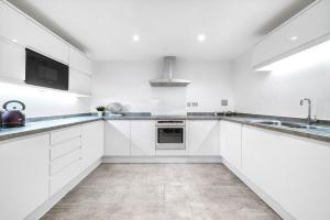 Modern 2-Bedroom Apartment River View, Near Canary Wharf, O2 Arena & ExCeL - Excellent Transport Links