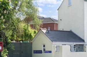 Charming 2-BR Cottage in Stonehouse with Courtyard Garden and Log Fire