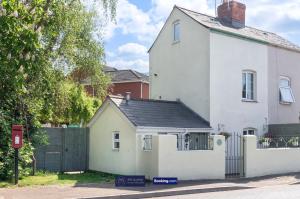 Charming 2-BR Cottage in Stonehouse with Courtyard Garden and Log Fire