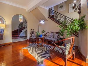Burleigh Villa 7 Bedrooms & 6 Bathrooms