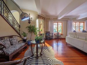 Burleigh Villa 7 Bedrooms & 6 Bathrooms