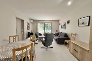 Apartment with pool near the sea