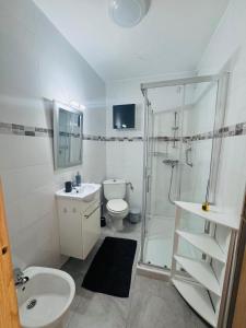 Spacious apartment 100m from the beach and promenade