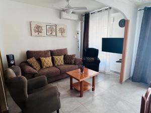 Spacious apartment 100m from the beach and promenade
