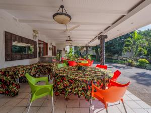 Burleigh Villa 7 Bedrooms & 6 Bathrooms