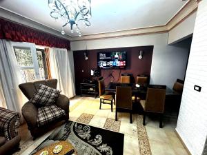 شقة غرفتين نوم بحديقة خاصة في المعمورة الشاطئ دور أرضي