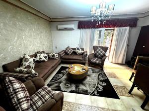 شقة غرفتين نوم بحديقة خاصة في المعمورة الشاطئ دور أرضي