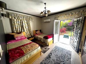 شقة غرفتين نوم بحديقة خاصة في المعمورة الشاطئ دور أرضي