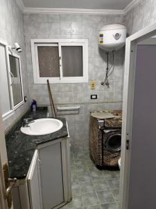 شقة غرفتين نوم بحديقة خاصة في المعمورة الشاطئ دور أرضي