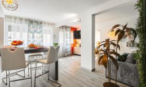Appartements Jungle Saintaise - Coeur de ville, Calme, Tv 4K, Fibre, Netflix, Parking Surveille Qpark 150m : photos des chambres