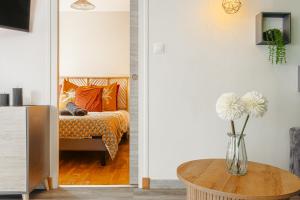 Appartements Jungle Saintaise - Coeur de ville, Calme, Tv 4K, Fibre, Netflix, Parking Surveille Qpark 150m : photos des chambres