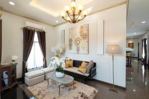 Modern Lanna Style Grand Pool Villa