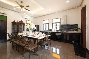 Modern Lanna Style Grand Pool Villa