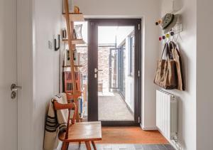 Mid-Century Modern Style 1BD House with Large Garden