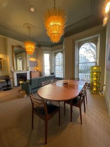 Stunning Period Flat with Balcony in Kensington