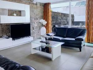 Moderna villa con vistas al mar y a la montaƱa
